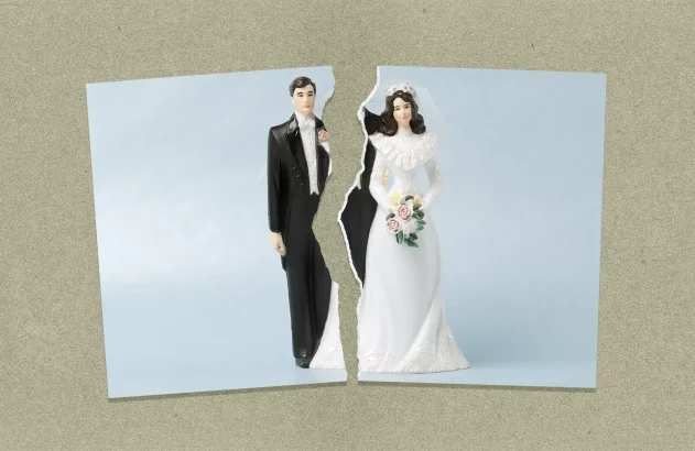 Foto de topo de bolo de noivos rasgada ao meio, separando o casal, sobre um fundo texturizado.