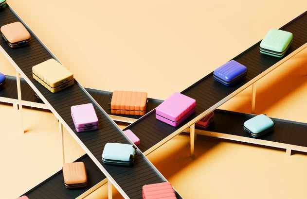 Um sistema de esteiras transportadoras exibe malas coloridas em movimento, criando um padrão dinâmico e organizado sobre um fundo creme.