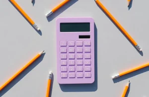 Gastos feitos com calculadora lilás centralizada entre lápis alaranjados dispostos radialmente, criando um arranjo ordenado sobre fundo cinza claro.