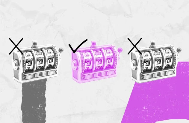 Três máquinas caça-níqueis, duas cinzas laterais com "X" e uma central rosa com "visto", todas destacando combinações vencedoras de número 7.