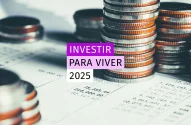 Imagem de moedas empilhadas em frente a um documento financeiro, com a frase "INVESTIR PARA VIVER 2025" em destaque, sugerindo planejamento financeiro futuro.