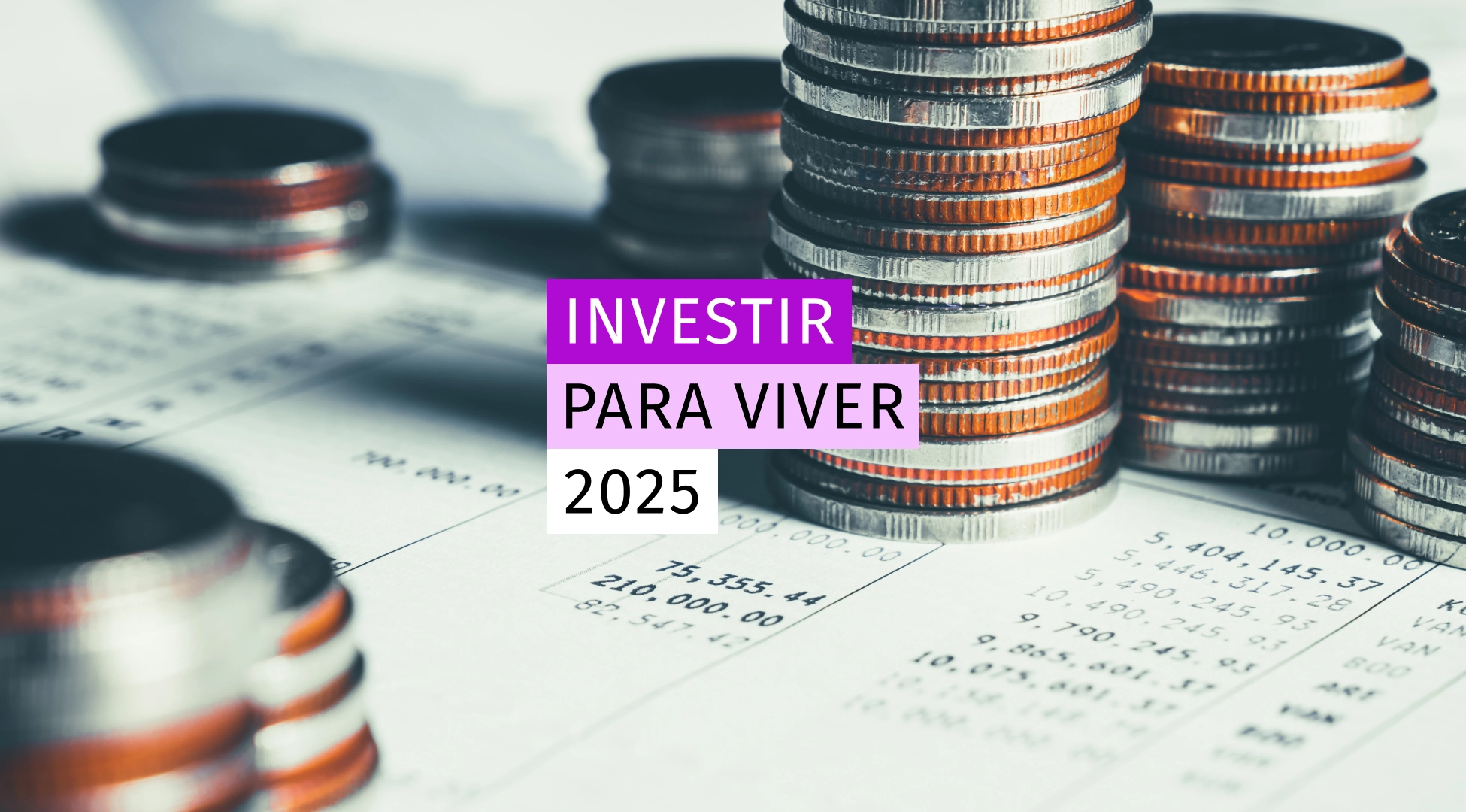 Imagem de moedas empilhadas em frente a um documento financeiro, com a frase "INVESTIR PARA VIVER 2025" em destaque, sugerindo planejamento financeiro futuro.