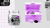 Um pote de vidro e um baú roxo aberto, ambos repletos de moedas. Uma ilustração sobre poupança.