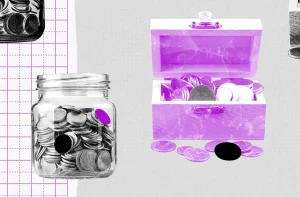 Um pote de vidro e um baú roxo aberto, ambos repletos de moedas. Uma ilustração sobre poupança.