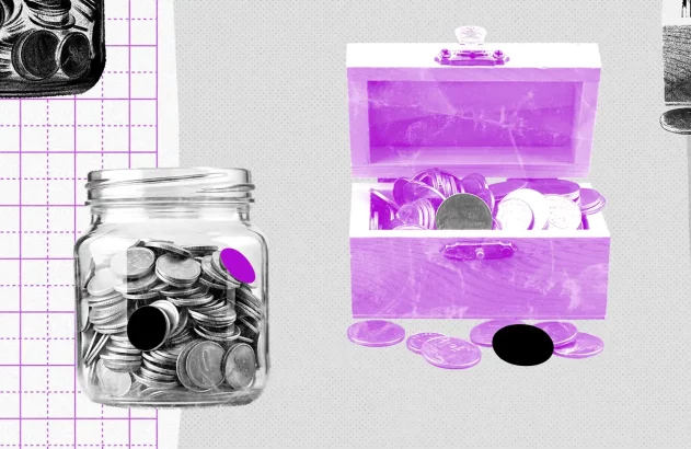 Um pote de vidro e um baú roxo aberto, ambos repletos de moedas. Uma ilustração sobre poupança.