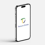 Smartphone moderno com logotipo colorido do Tesouro Direto na tela, destacado em fundo branco.