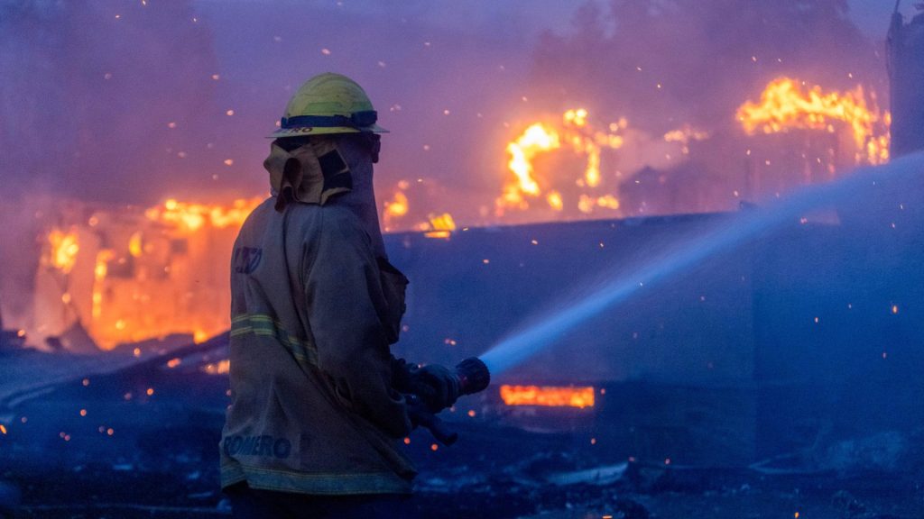 Bombeiro combate chamas no incêndio na região de Pacific Palisades em Los Angeles