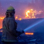 Bombeiro combate chamas no incêndio na região de Pacific Palisades em Los Angeles