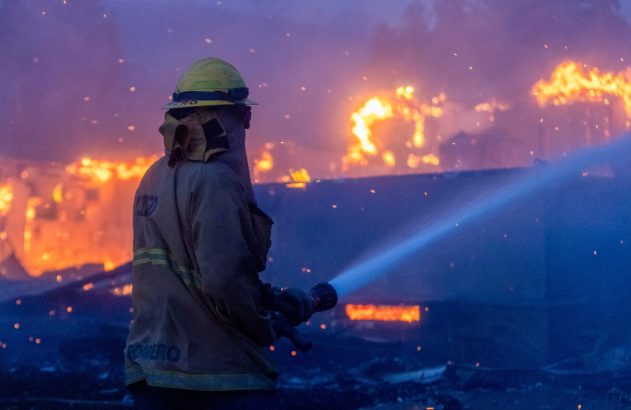Bombeiro combate chamas no incêndio na região de Pacific Palisades em Los Angeles