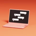 Um laptop rosa claro em um fundo alaranjado exibe balões de conversa na tela, sugerindo interações digitais e inteligência artificial.