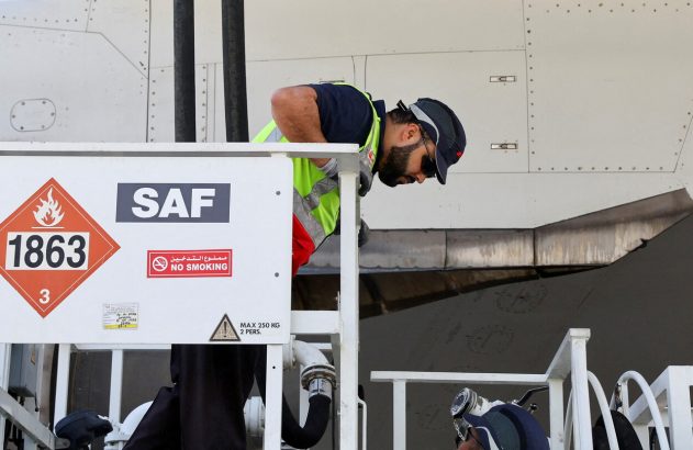 Homem de colete e capacete faz serviço em aeronave com sinalização SAF e 1863.