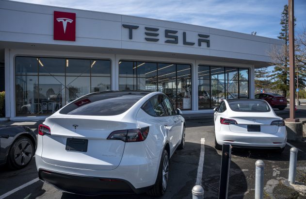 Veículos da Tesla em concessionária da empresa