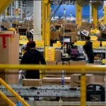 Trabalhadores em um centro de distribuição da Amazon durante Cyber ​​Monday em Robbinsville, Nova Jersey, EUA