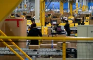 Trabalhadores em um centro de distribuição da Amazon durante Cyber ​​Monday em Robbinsville, Nova Jersey, EUA