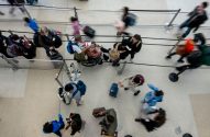Passageiros em aeroporto de São Francisco, EUA