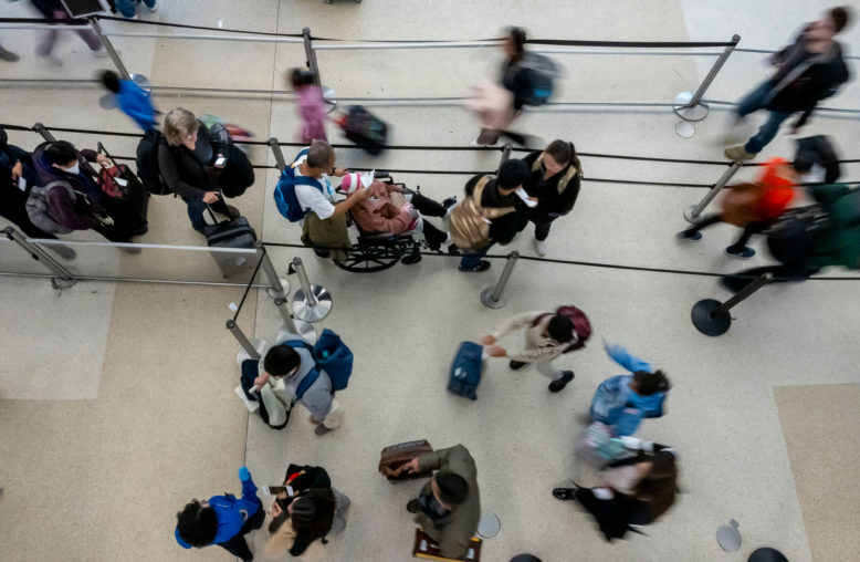 Passageiros em aeroporto de São Francisco, EUA