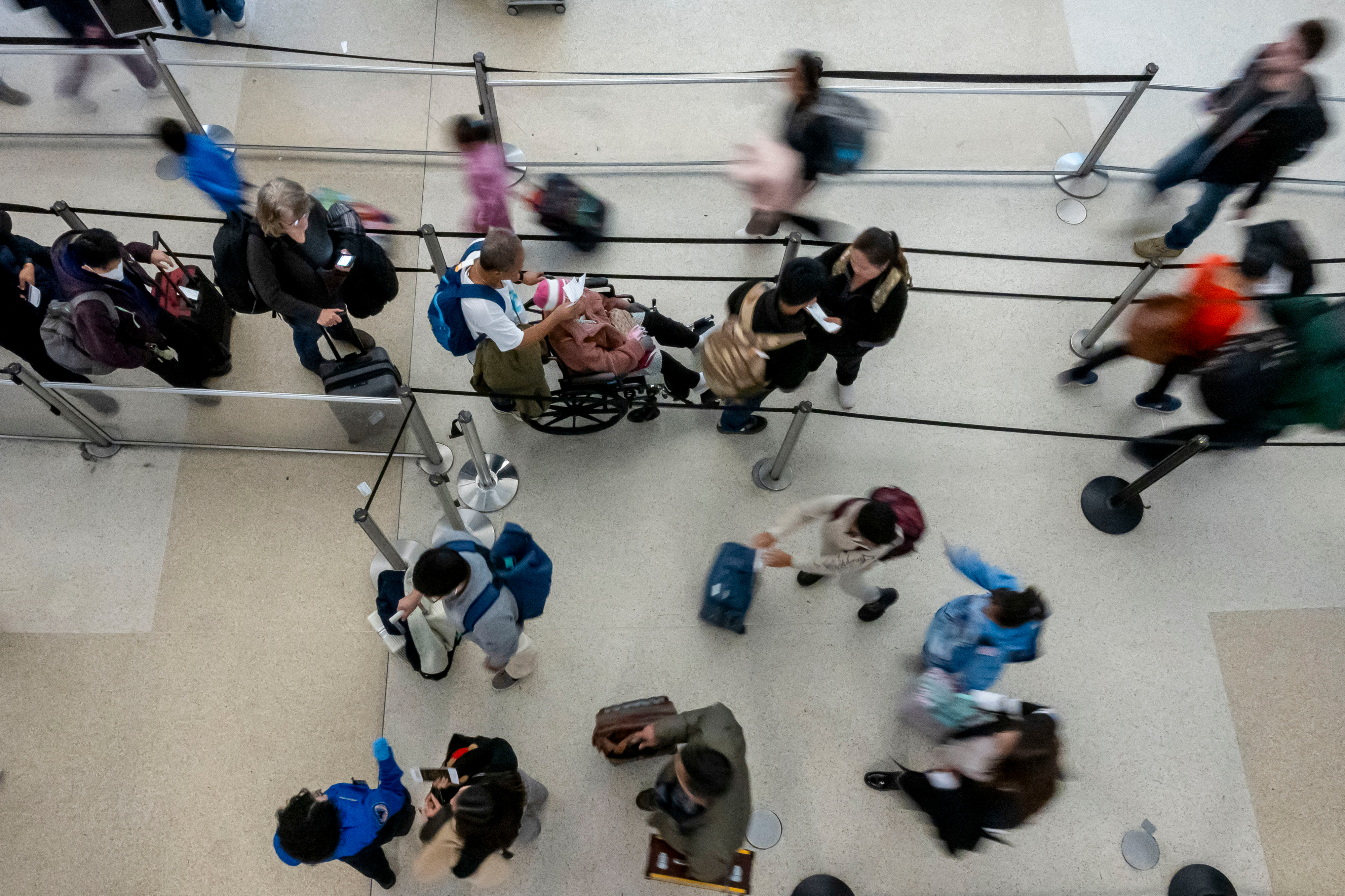 Passageiros em aeroporto de São Francisco, EUA