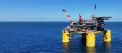 Plataforma de petróleo flutuante no oceano sob céu azul.