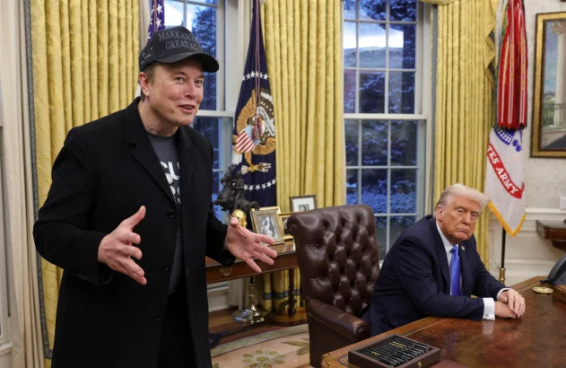 Elon Musk, com chapéu MAGA, gesticula na Casa Branca, enquanto Donald Trump o observa na Mesa Oval.