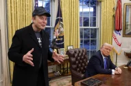 Elon Musk, com chapéu MAGA, gesticula na Casa Branca, enquanto Donald Trump o observa na Mesa Oval.