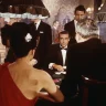 Sean Connery, como o agente secreto James Bond, sentado em uma mesa de jogo de cassino em uma cena do filme 'Dr. No.'