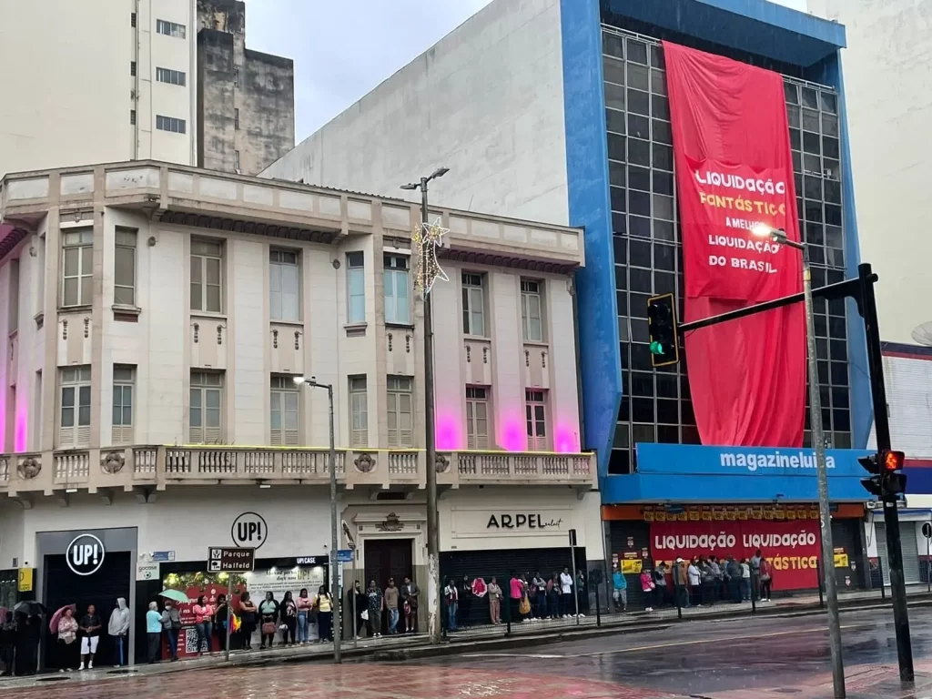 Fila de clientes esperando o início da Liquidação Fantástica do Magalu 