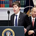 CEO da OpenAI, Sam Altman, assume o pódio do CEO da SoftBank, Masayoshi Son, durante uma coletiva de imprensa na Casa Branca. Foto: Getty Images/Andrew Harnik