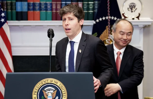 CEO da OpenAI, Sam Altman, assume o pódio do CEO da SoftBank, Masayoshi Son, durante uma coletiva de imprensa na Casa Branca. Foto: Getty Images/Andrew Harnik