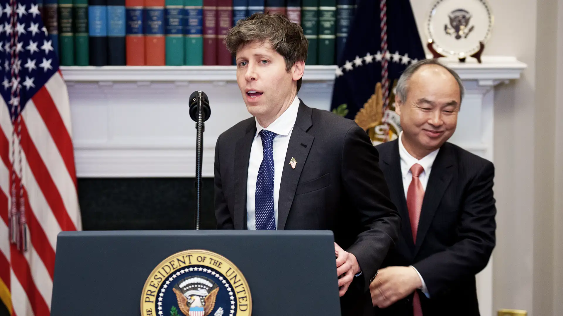 CEO da OpenAI, Sam Altman, assume o pódio do CEO da SoftBank, Masayoshi Son, durante uma coletiva de imprensa na Casa Branca. Foto: Getty Images/Andrew Harnik