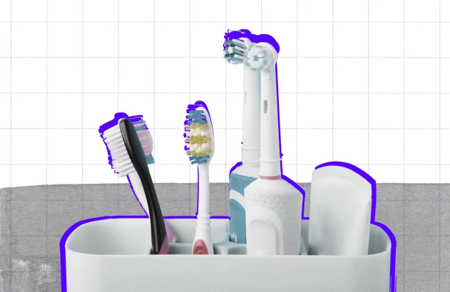 Suporte branco com três escovas de dentes — duas manuais, uma elétrica — e parte de um tubo de creme dental, em um ambiente moderno e minimalista.