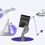 Uma mão segurando uma calculadora grande é cercada por um avião, um helicóptero e um veleiro, simbolizando planejamento financeiro e investimentos em movimento.