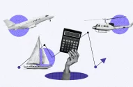 Uma mão segurando uma calculadora grande é cercada por um avião, um helicóptero e um veleiro, simbolizando planejamento financeiro e investimentos em movimento.