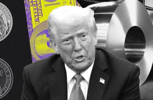 Montagem em preto e branco com Donald Trump em terno e gravata junto a elementos econômicos dos EUA, como moedas e nota de dólar.