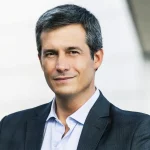 Retrato de Nuno Lopes Alves, CEO da Visa no Brasil, vestindo terno escuro e camisa clara, com expressão serena e confiante.