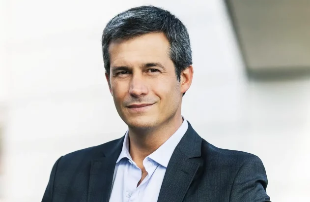 Retrato de Nuno Lopes Alves, CEO da Visa no Brasil, vestindo terno escuro e camisa clara, com expressão serena e confiante.