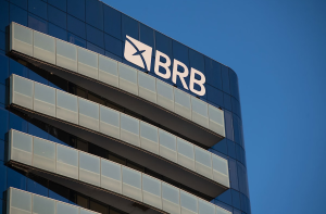 Fachada moderna de edifício azul com o logo branco BRB e varandas salientes.
