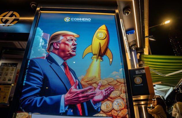 Grande tela exibe Donald Trump, foguete e moedas Bitcoin com logo CoinHero. À direita, um caixa Bitcoin ATM.