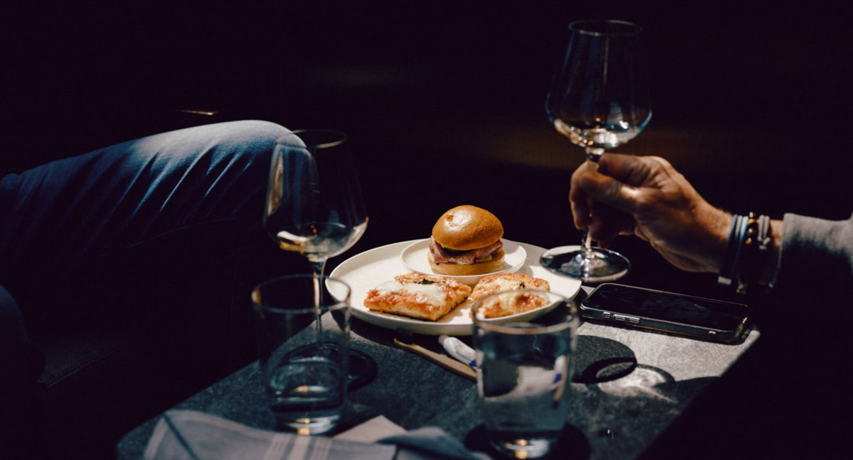 Você gasta demais com comida e bebida antes de embarcar? Os aeroportos esperam que sim