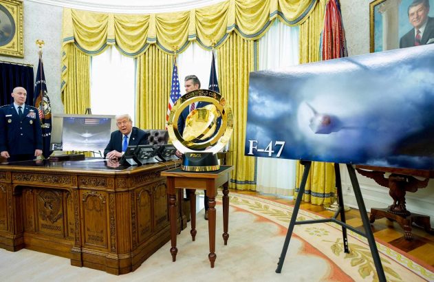Donald Trump no Salão Oval com general e assessor, junto a troféu FIFA e imagens F-47.