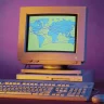 Imagem de um computador retro, com monitor CRT exibindo um mapa-múndi interconectado, em fundo roxo nostálgico.