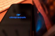 Imagem de uma tela de celular com o logotipo do Deepseek