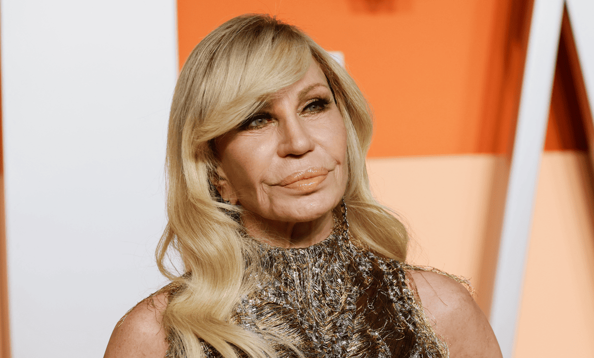 Donatella Versace deixa direção criativa da empresa e Prada pode comprar marca por US$ 1,6 bilhão