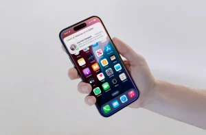 Tela de celular da Apple que mostra a assistente virtual Siri