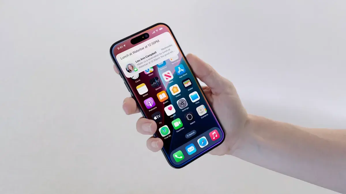 Tela de celular da Apple que mostra a assistente virtual Siri
