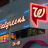 Fachada de loja Walgreens em neon, com letreiro vermelho cursivo e logotipo vermelho e branco, detalhes modernos em neon azul e inscrição "24-HR".