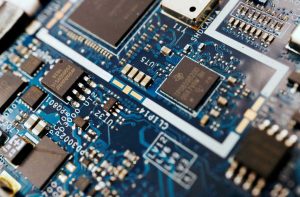 Imagem de chips coloridos em placas