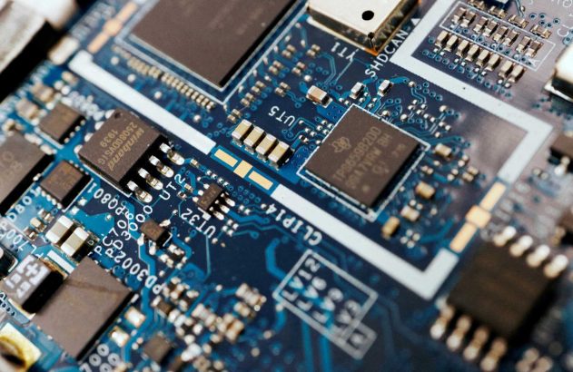 Imagem de chips coloridos em placas