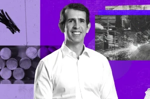 Homem sorrindo em P&B. Fundo roxo com elementos industriais: barras de metal e faíscas de esmerilhadeira.