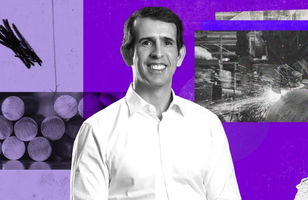 Homem sorrindo em P&B. Fundo roxo com elementos industriais: barras de metal e faíscas de esmerilhadeira.