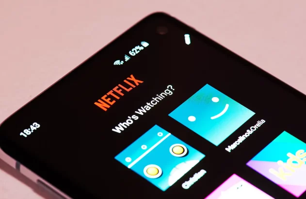 Tela inicial do aplicativo Netflix em smartphone com logotipo e perfis visíveis.